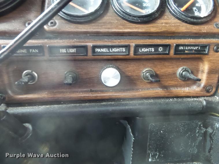 image for item DA2504 1995 Freightliner FLD semi truck