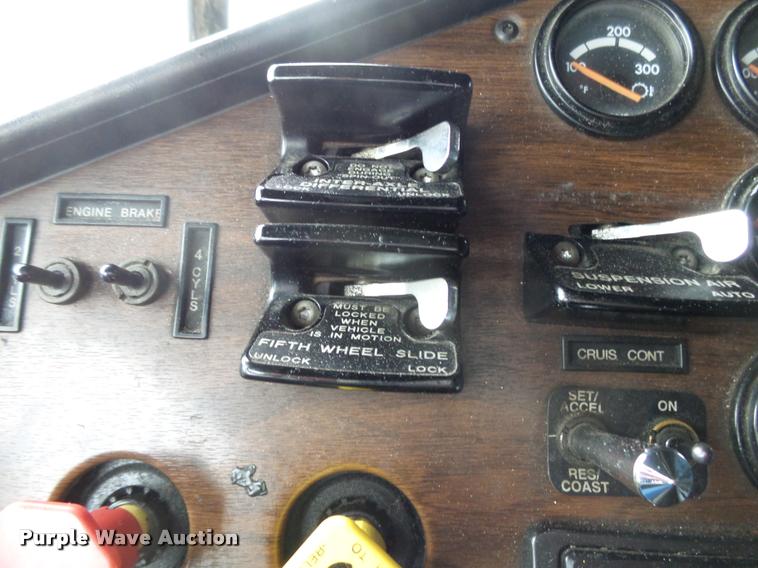 image for item DA2504 1995 Freightliner FLD semi truck