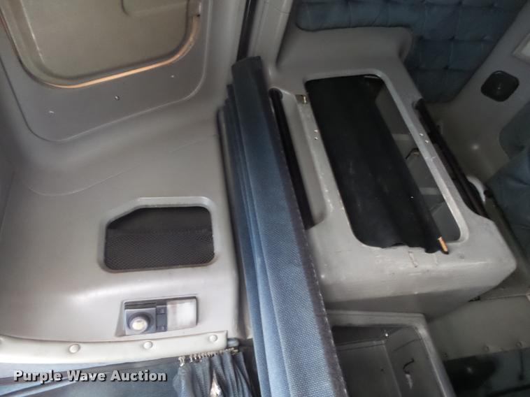 image for item DA2504 1995 Freightliner FLD semi truck