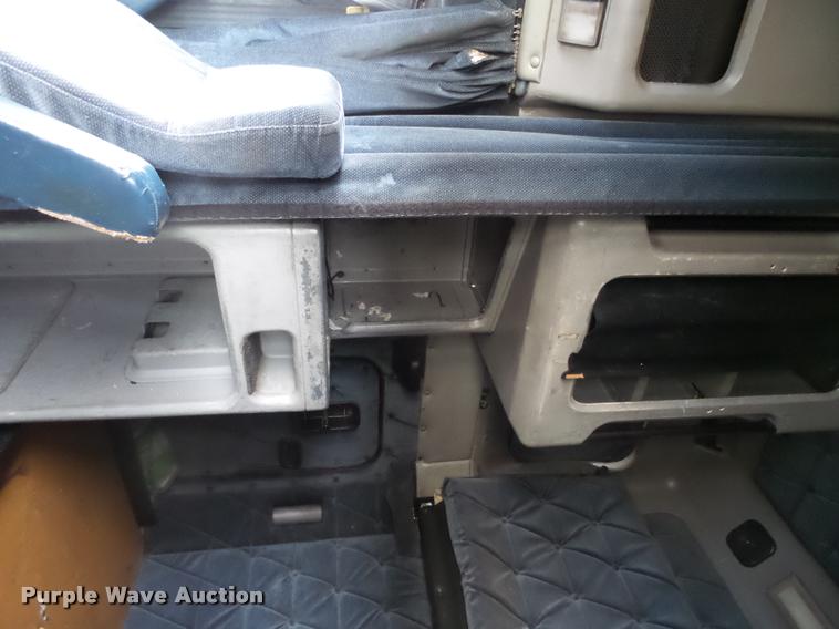 image for item DA2504 1995 Freightliner FLD semi truck