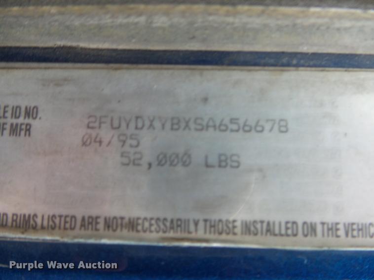 image for item DA2504 1995 Freightliner FLD semi truck