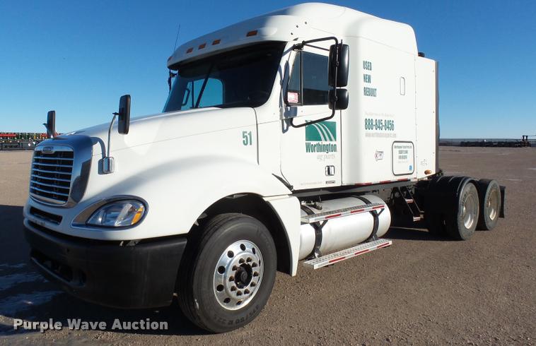 image for item J5452 2006 Freightliner Columbia semi truck