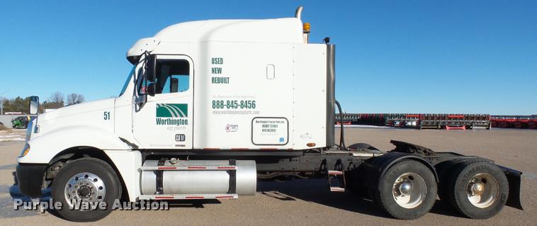 image for item J5452 2006 Freightliner Columbia semi truck