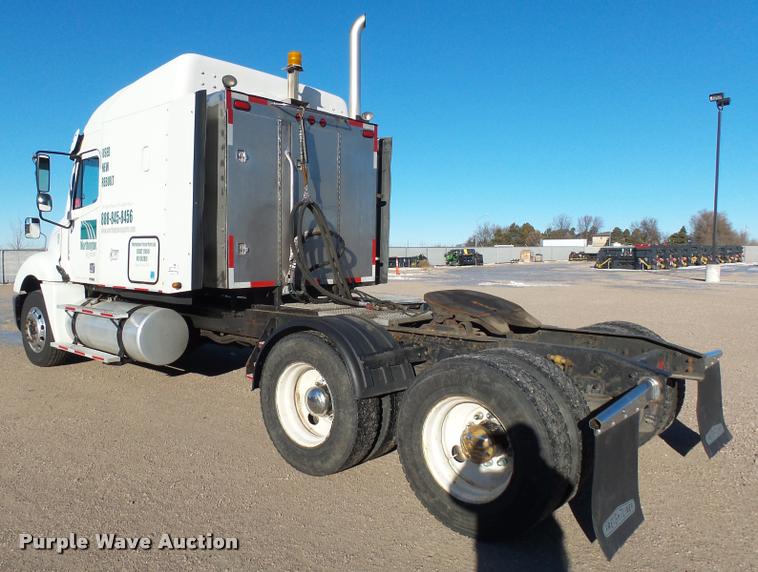 image for item J5452 2006 Freightliner Columbia semi truck