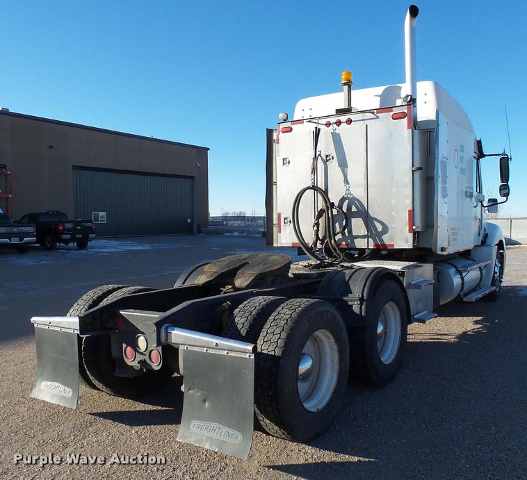image for item J5452 2006 Freightliner Columbia semi truck