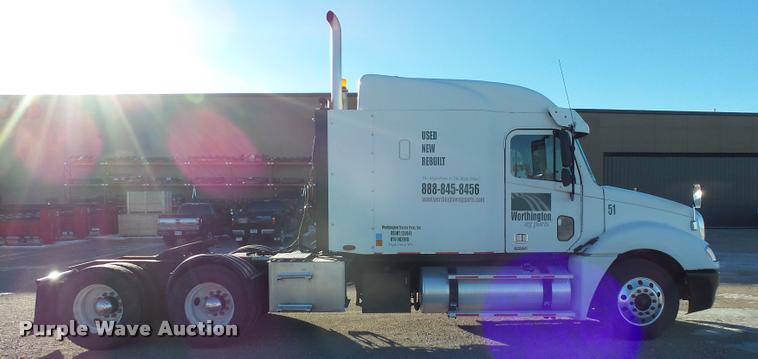 image for item J5452 2006 Freightliner Columbia semi truck