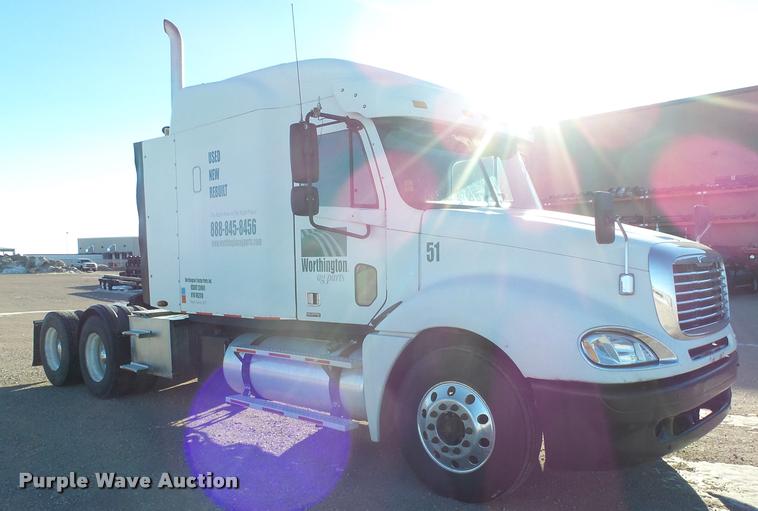 image for item J5452 2006 Freightliner Columbia semi truck