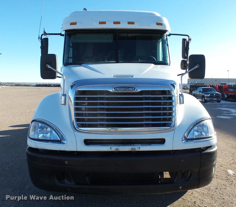image for item J5452 2006 Freightliner Columbia semi truck