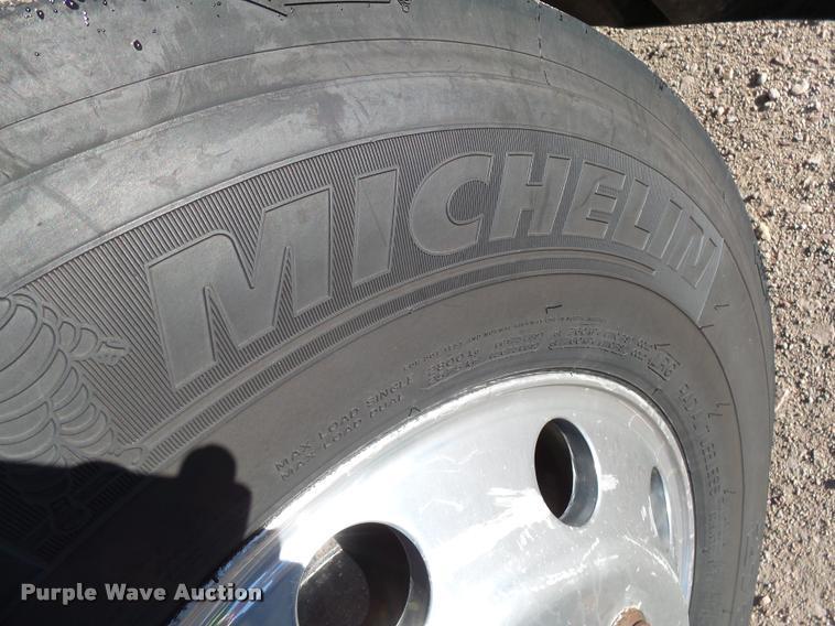 image for item J5452 2006 Freightliner Columbia semi truck