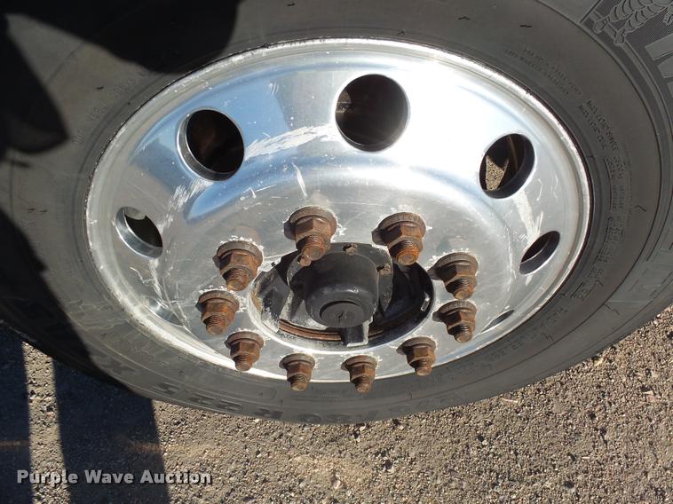 image for item J5452 2006 Freightliner Columbia semi truck