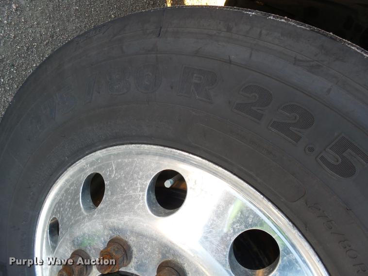 image for item J5452 2006 Freightliner Columbia semi truck