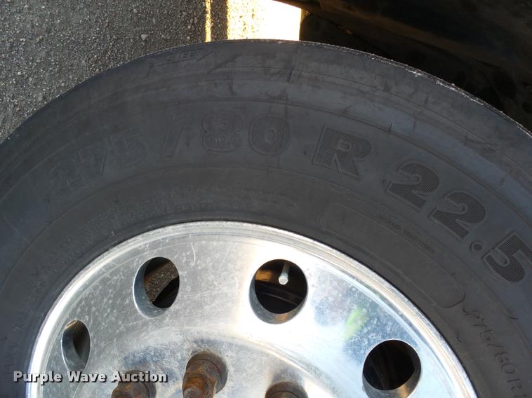 image for item J5452 2006 Freightliner Columbia semi truck