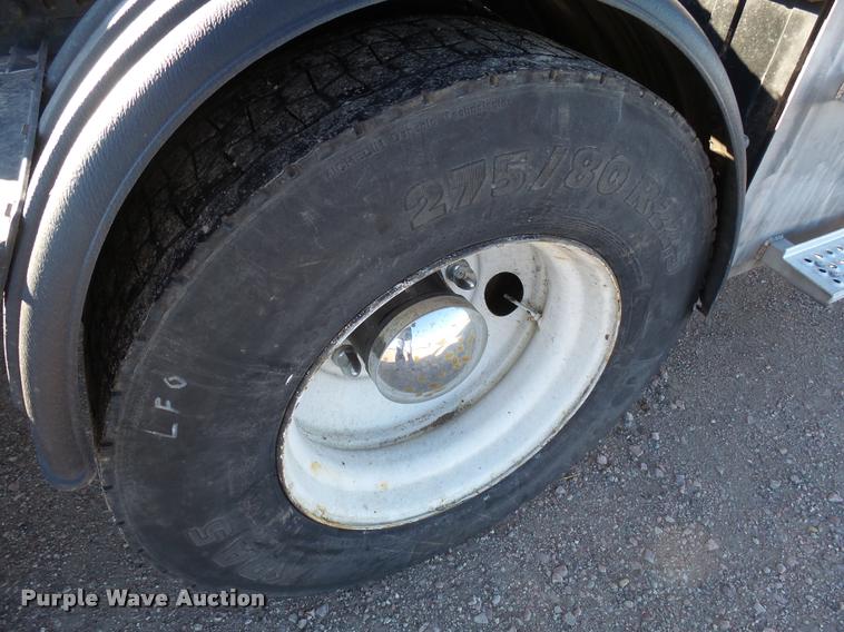 image for item J5452 2006 Freightliner Columbia semi truck