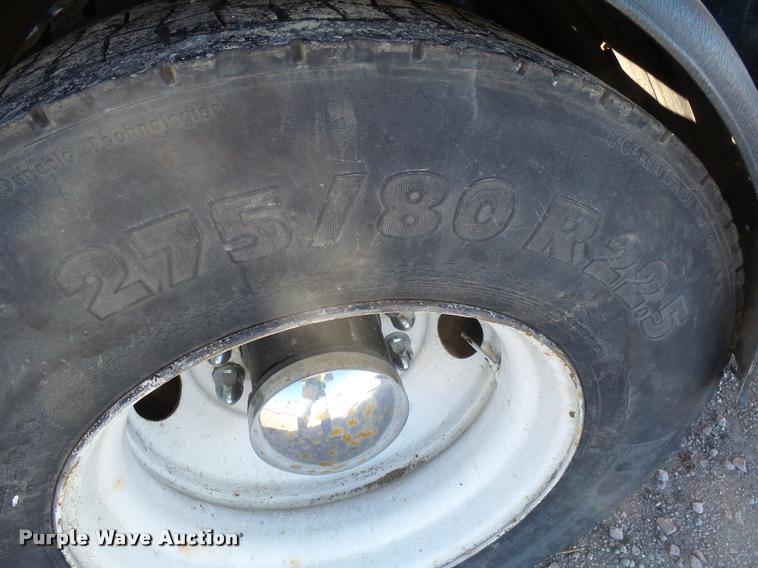 image for item J5452 2006 Freightliner Columbia semi truck