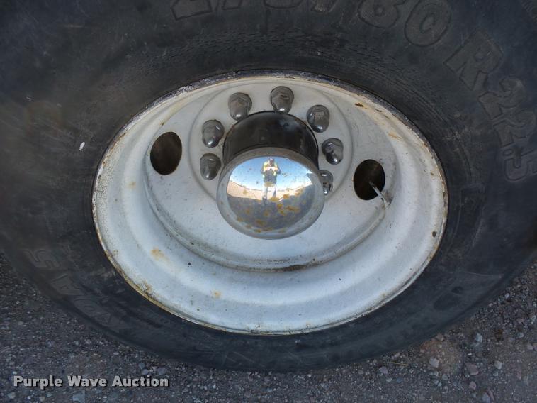 image for item J5452 2006 Freightliner Columbia semi truck