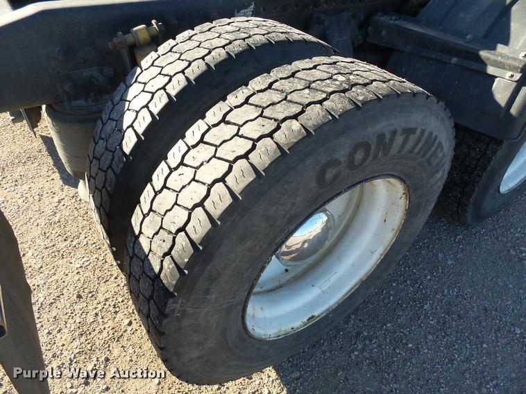 image for item J5452 2006 Freightliner Columbia semi truck