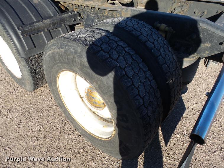 image for item J5452 2006 Freightliner Columbia semi truck