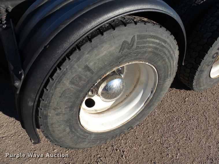 image for item J5452 2006 Freightliner Columbia semi truck