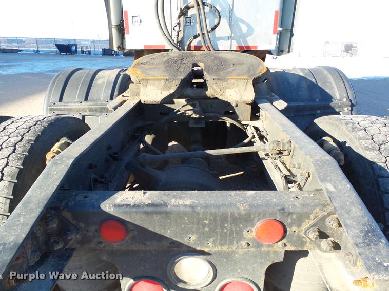 image for item J5452 2006 Freightliner Columbia semi truck