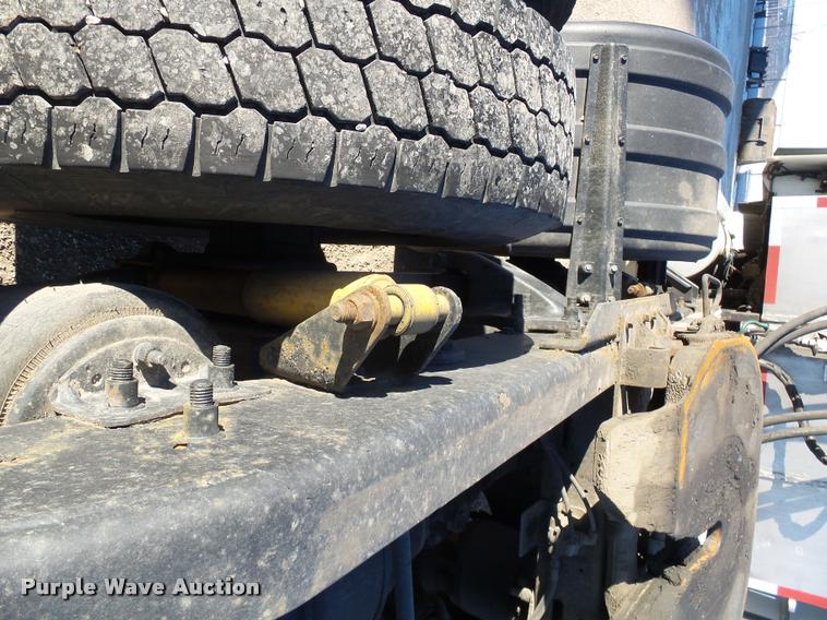 image for item J5452 2006 Freightliner Columbia semi truck