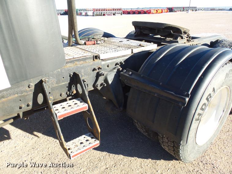 image for item J5452 2006 Freightliner Columbia semi truck