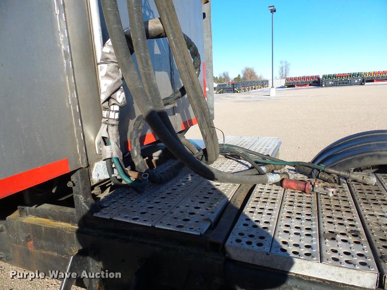 image for item J5452 2006 Freightliner Columbia semi truck