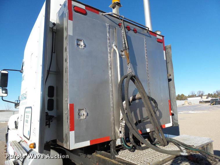 image for item J5452 2006 Freightliner Columbia semi truck