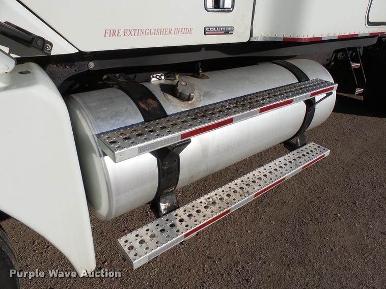 image for item J5452 2006 Freightliner Columbia semi truck