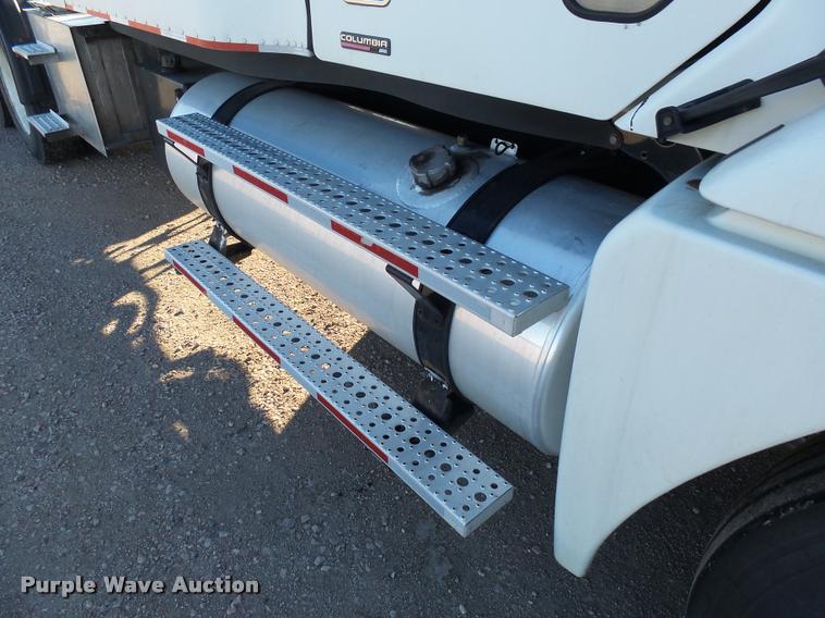 image for item J5452 2006 Freightliner Columbia semi truck