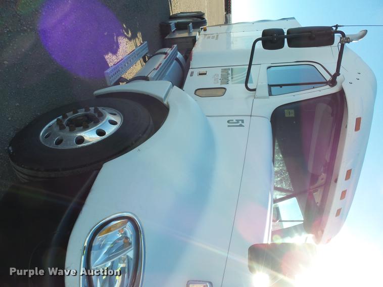 image for item J5452 2006 Freightliner Columbia semi truck