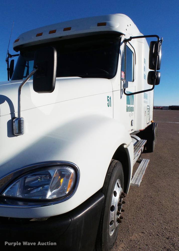 image for item J5452 2006 Freightliner Columbia semi truck