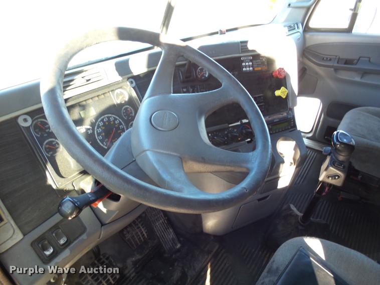 image for item J5452 2006 Freightliner Columbia semi truck