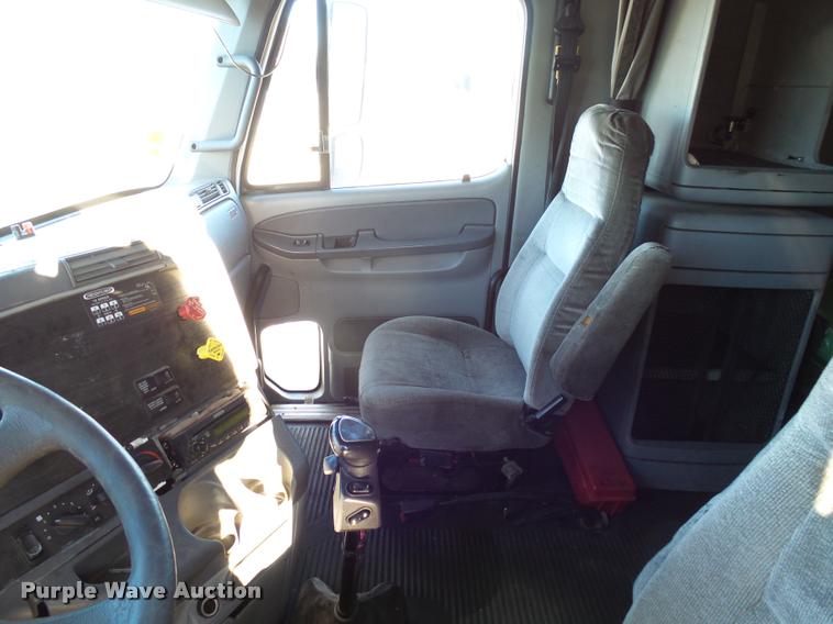 image for item J5452 2006 Freightliner Columbia semi truck