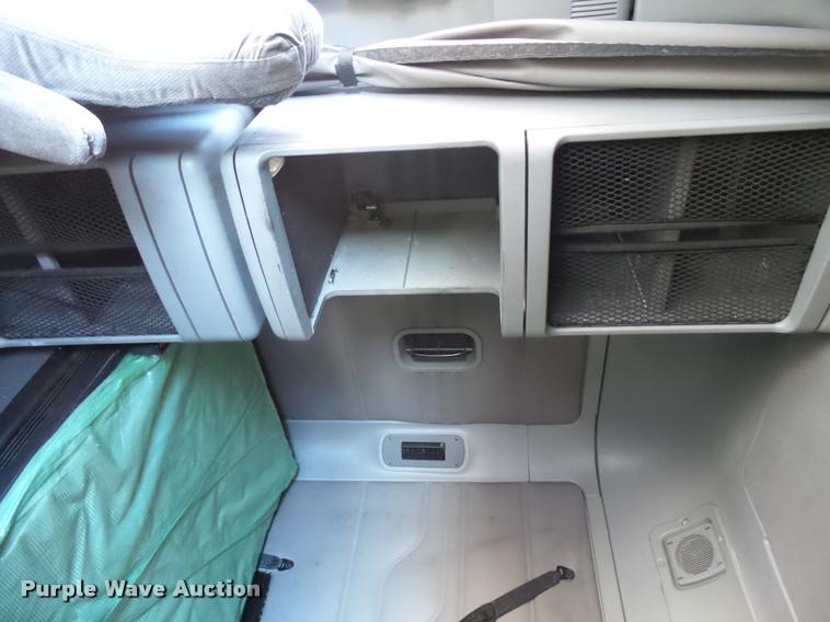 image for item J5452 2006 Freightliner Columbia semi truck