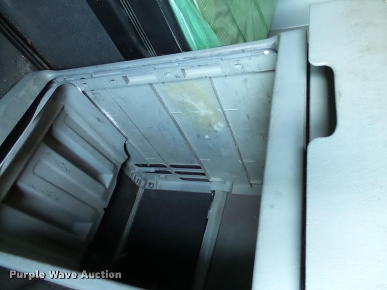 image for item J5452 2006 Freightliner Columbia semi truck