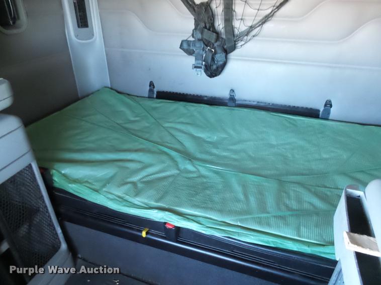 image for item J5452 2006 Freightliner Columbia semi truck