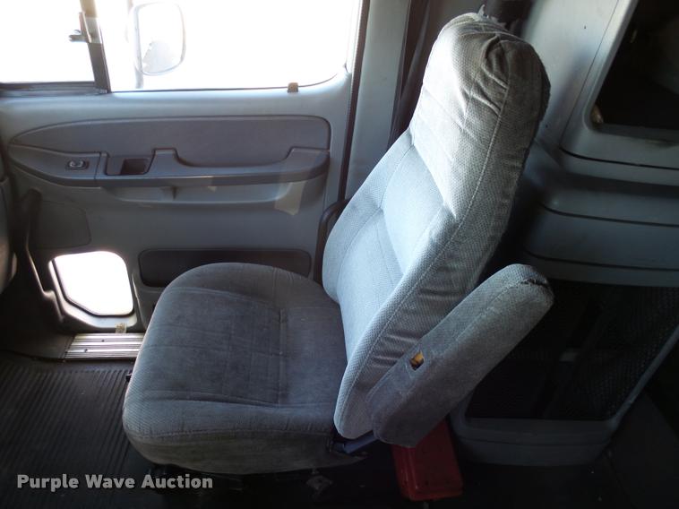 image for item J5452 2006 Freightliner Columbia semi truck