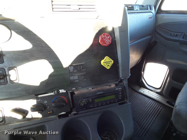 image for item J5452 2006 Freightliner Columbia semi truck