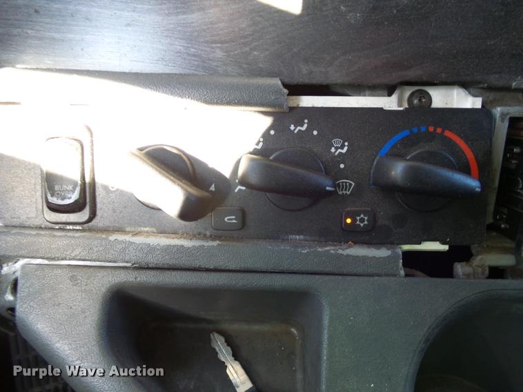 image for item J5452 2006 Freightliner Columbia semi truck