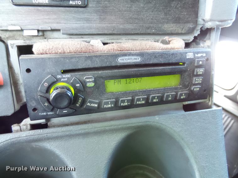 image for item J5452 2006 Freightliner Columbia semi truck