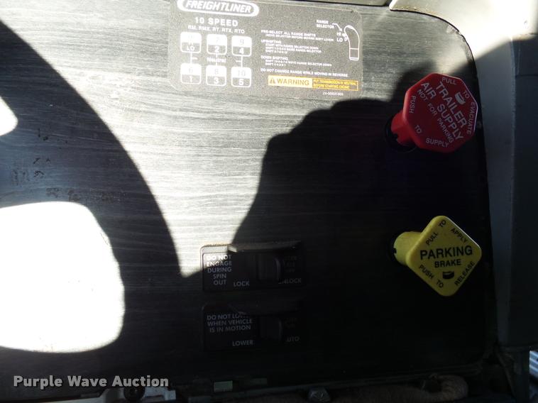 image for item J5452 2006 Freightliner Columbia semi truck