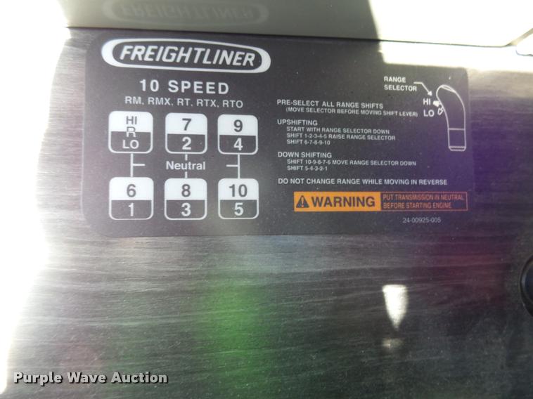 image for item J5452 2006 Freightliner Columbia semi truck