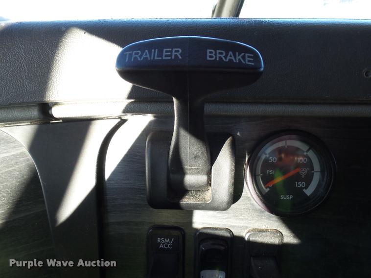 image for item J5452 2006 Freightliner Columbia semi truck