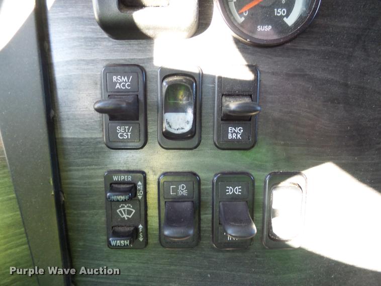 image for item J5452 2006 Freightliner Columbia semi truck