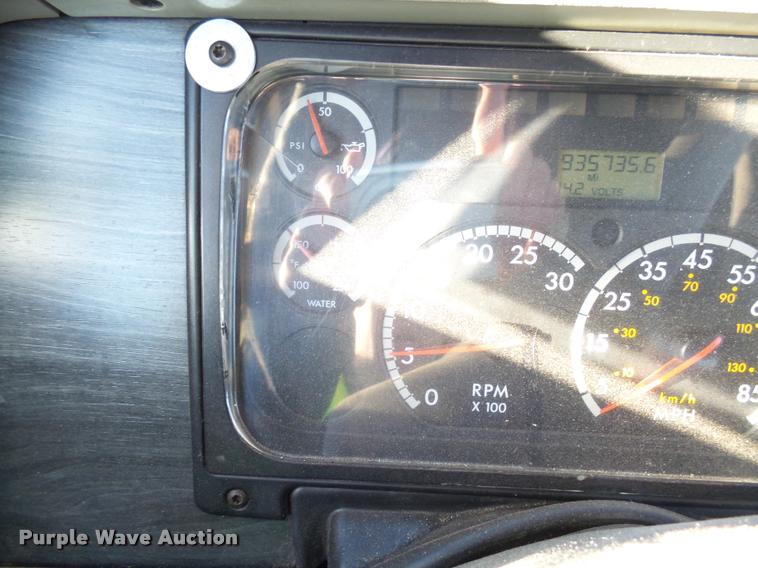 image for item J5452 2006 Freightliner Columbia semi truck