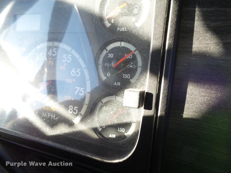 image for item J5452 2006 Freightliner Columbia semi truck