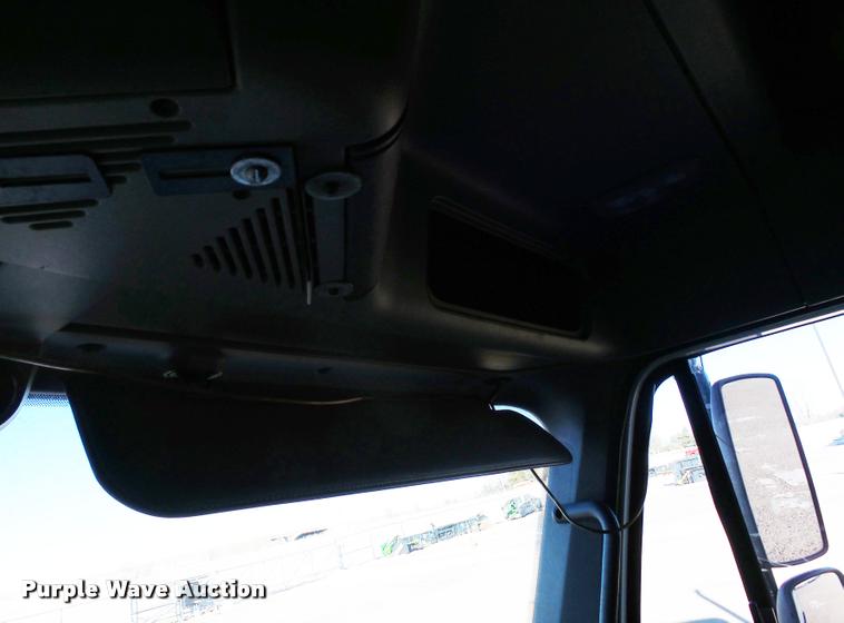 image for item J5452 2006 Freightliner Columbia semi truck