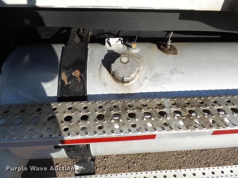 image for item J5452 2006 Freightliner Columbia semi truck