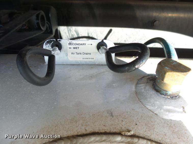 image for item J5452 2006 Freightliner Columbia semi truck