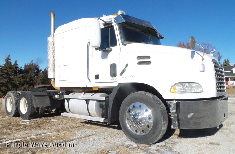 image for item L4224 2001 Mack CX613 Vision semi truck